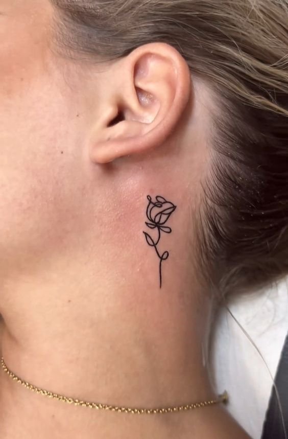 Tattoo hoa hồng đen mini cách điệu Hình xăm hoa hồng mini phong cách blackwork sau tai, chi tiết, ảnh HD.
