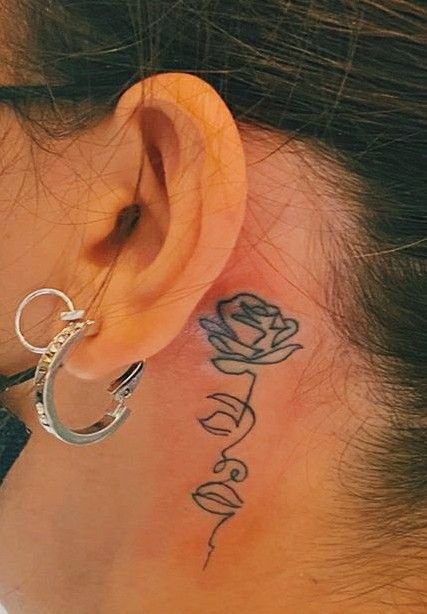 Tattoo hoa hồng đen mini cực chất Hình xăm hoa hồng mini sau tai phong cách blackwork, chi tiết rõ nét, ảnh HD.