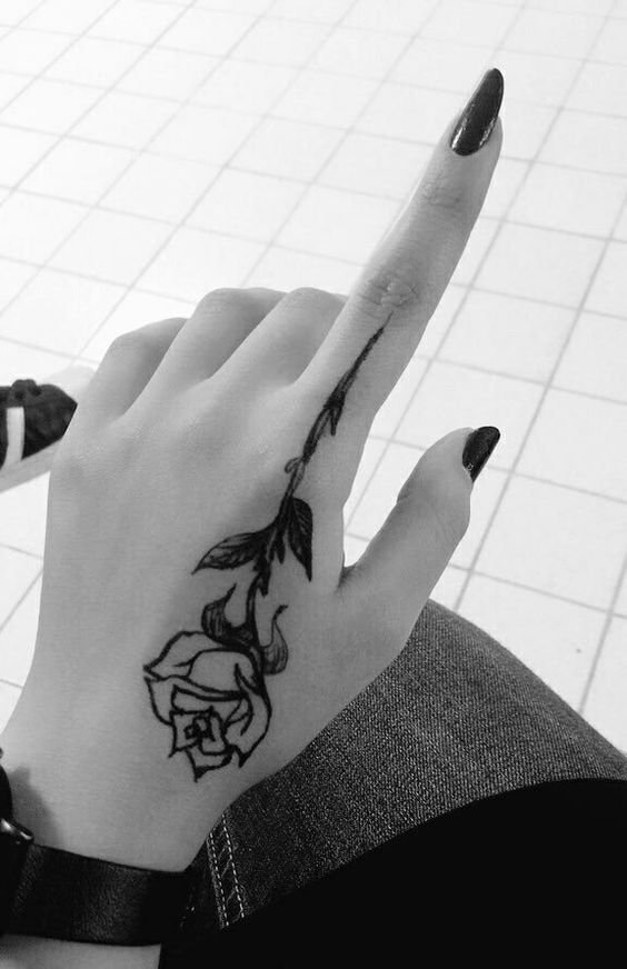 Tattoo hoa hồng đen mini cực chay Hình xăm hoa hồng trên ngón tay theo phong cách blackwork, chi tiết rõ nét, ảnh đen trắng chất lượng HD.