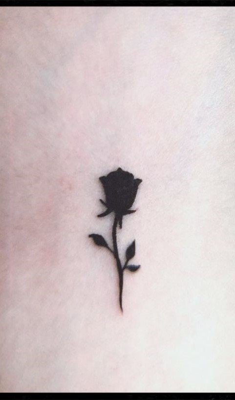 Tattoo hoa hồng đen mini đơn giản mà cuốn hút Hình xăm hoa hồng mini phong cách blackwork trên da, chi tiết rõ nét, độ phân giải HD.