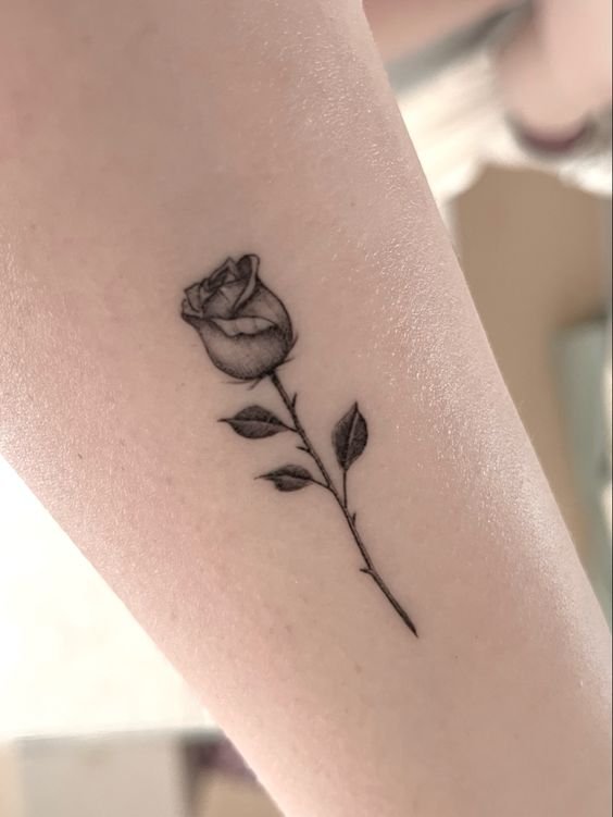 Tattoo hoa hồng đen mini đáng yêu Hình xăm hoa hồng mini trên tay, phong cách blackwork, chi tiết rõ nét, độ phân giải HD.