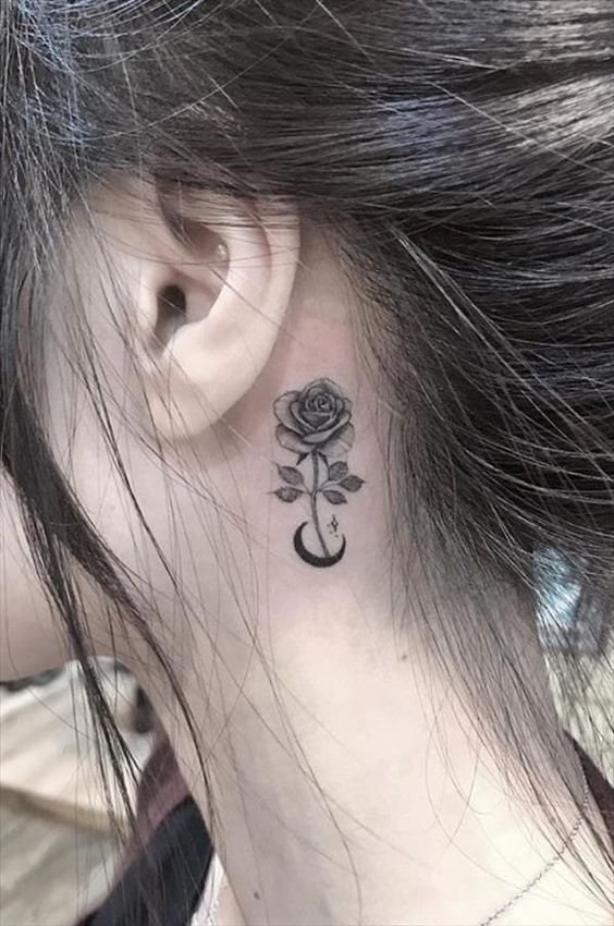 Hoa hồng đen mini kết hợp với hình trăng tuyệt vời Hình xăm hoa hồng mini phong cách blackwork sau tai, chi tiết tinh tế. Ảnh chất lượng HD.