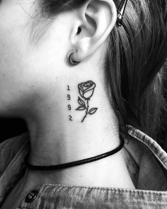 Hoa hồng đen mini kết hợp năm sinh độc đáo Hình xăm hoa hồng và năm 1992 sau tai, phong cách blackwork, độ phân giải HD.