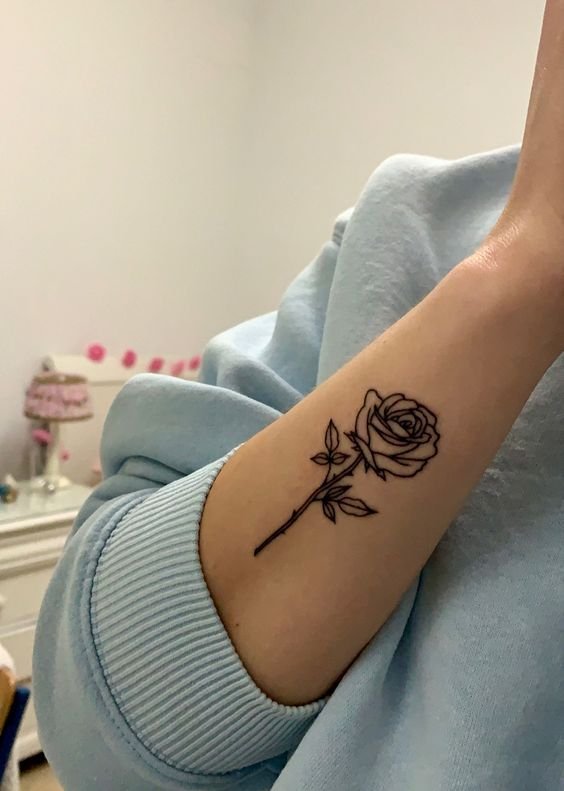 Hoa hồng đen mini kín đáo cho khách Hình xăm hoa hồng blackwork trên cánh tay, phong cách đơn giản, ảnh HD.
