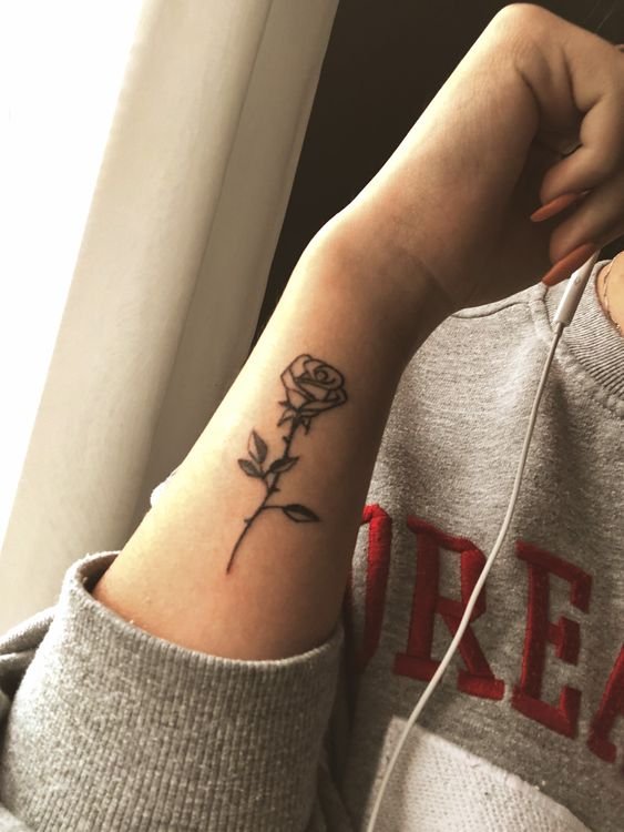 Hình xăm hoa hồng đen nhỏ phổ biến cho mọi người Hình xăm hoa hồng mini trên cánh tay, phong cách blackwork chi tiết, độ phân giải HD.