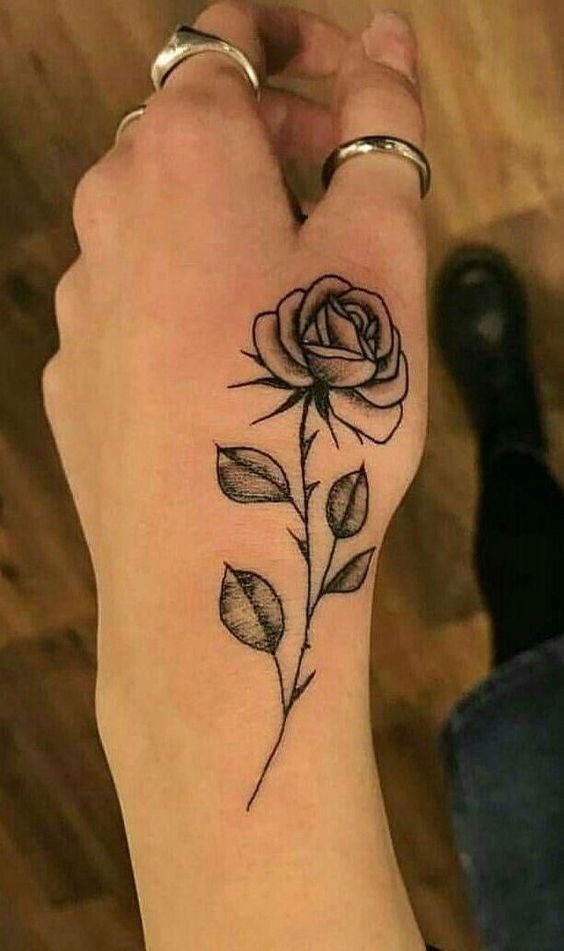 Hình xăm hoa hồng đen mini thanh lịch cho nam Hình xăm hoa hồng trên tay, phong cách blackwork, chi tiết rõ nét, độ phân giải HD.