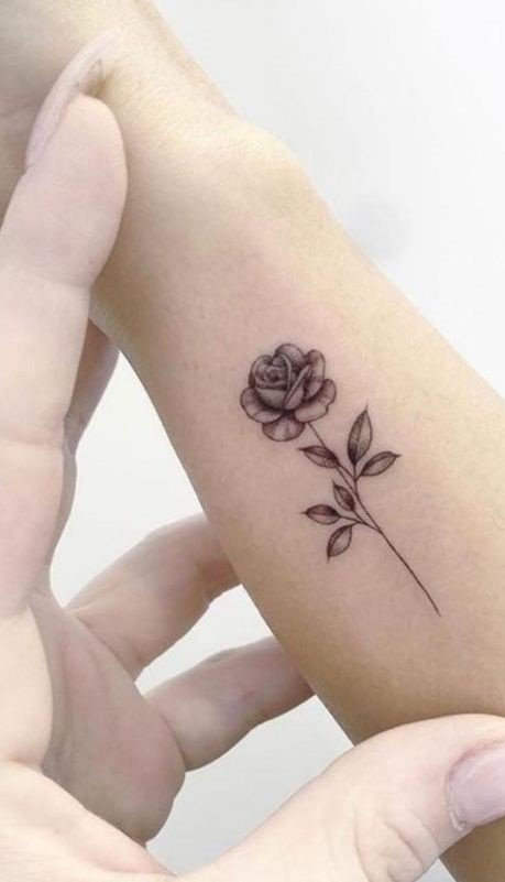 Hình xăm hoa hồng đen mini thu hút cho khách Hình xăm hoa hồng mini trên cánh tay, phong cách blackwork, chi tiết tinh tế, ảnh độ phân giải cao HD.