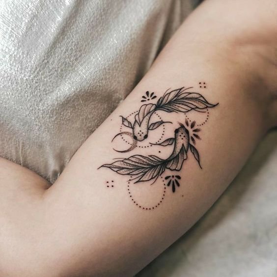 Hình xăm cá chép phong cách blackwork trên tay, chi tiết tinh tế, độ phân giải HD.