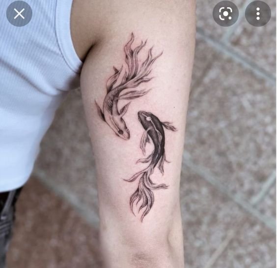 Hình xăm cá Koi trên bắp tay, phong cách blackwork, chi tiết tinh tế, ảnh độ phân giải cao.