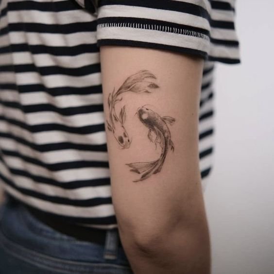 Hình xăm cá koi trên tay, phong cách blackwork tinh tế, độ phân giải HD.