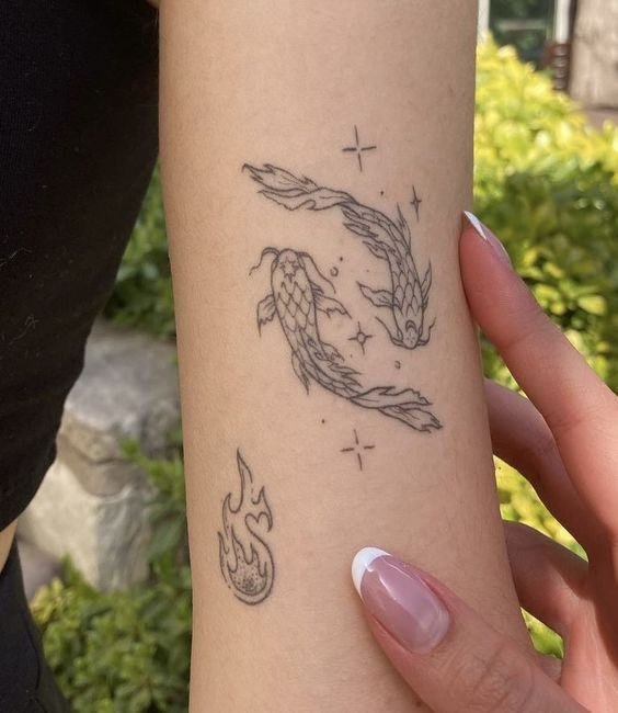Hình xăm cá koi tối giản trên tay, phong cách blackwork, độ chi tiết cao, ảnh HD.