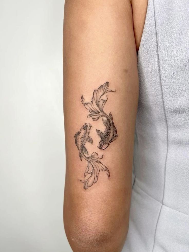 Hình xăm cá koi trên tay, phong cách blackwork chi tiết, ảnh HD.