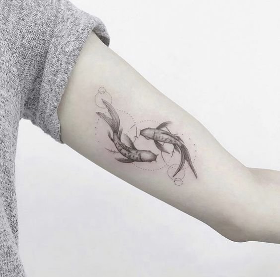 Hình xăm cá koi trên tay phong cách blackwork chi tiết, ảnh HD.