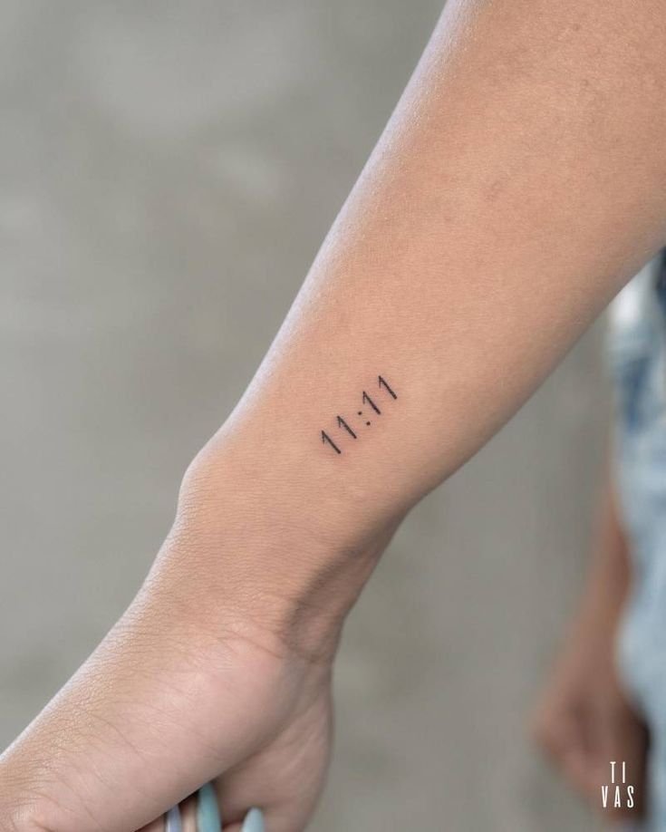 tattoo chữ số ý nghĩa trên cổ tay Hình xăm số 11:11 trên cổ tay, phong cách tối giản, ảnh chất lượng HD.