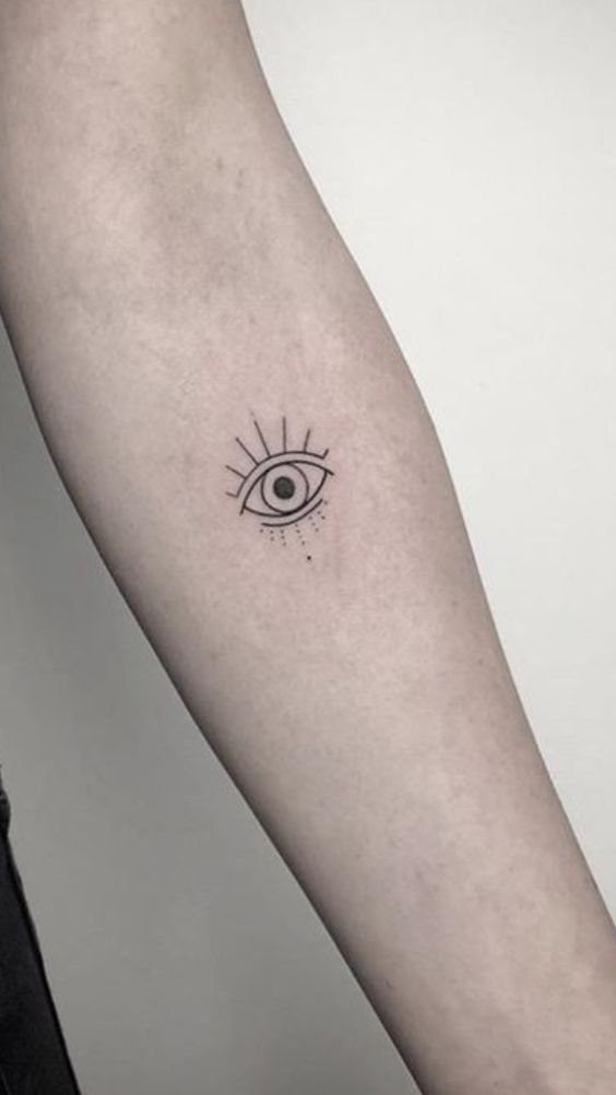 Hình xăm mắt mini trên cánh tay, phong cách blackwork, chi tiết đơn giản. Ảnh độ phân giải HD.
