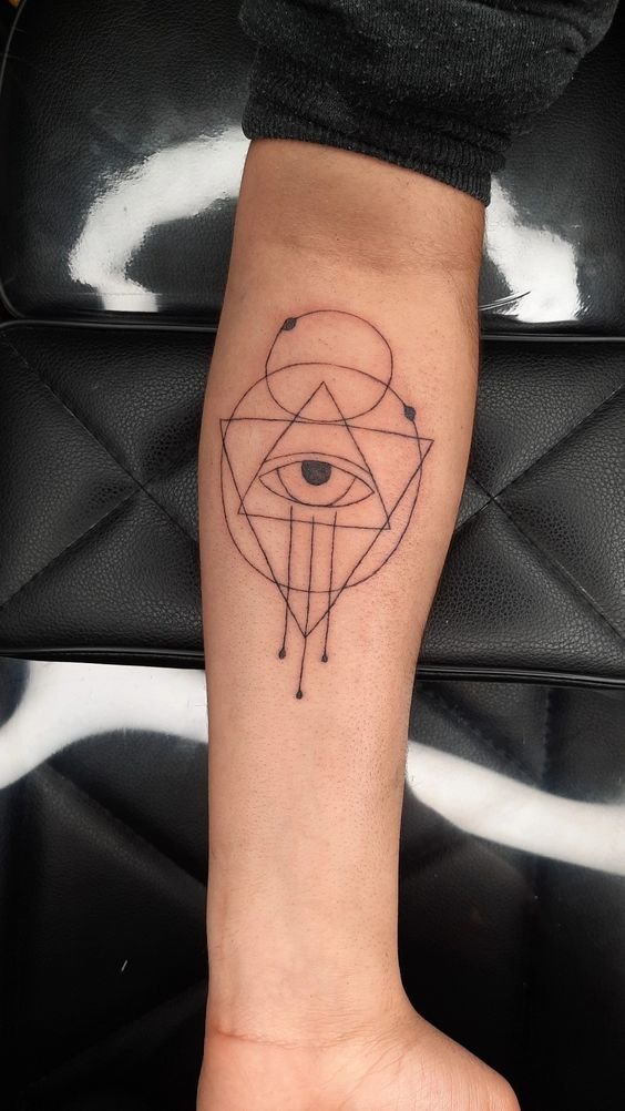 Hình xăm hình học trên tay, phong cách blackwork, chi tiết đơn giản, độ phân giải HD.