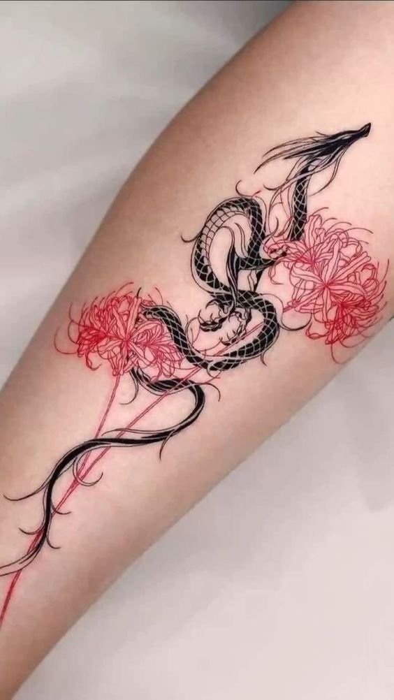 Hình xăm rồng và hoa trên cánh tay, phong cách blackwork chi tiết, độ phân giải HD.