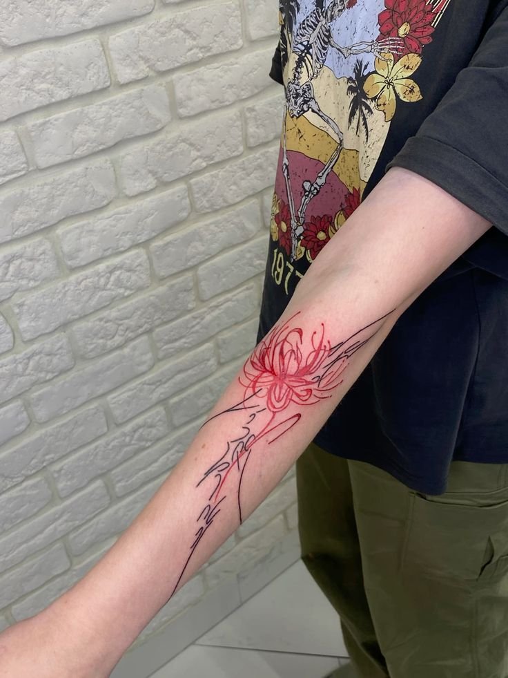 Hình xăm hoa trên cánh tay, phong cách linework, chi tiết rõ nét, độ phân giải HD.