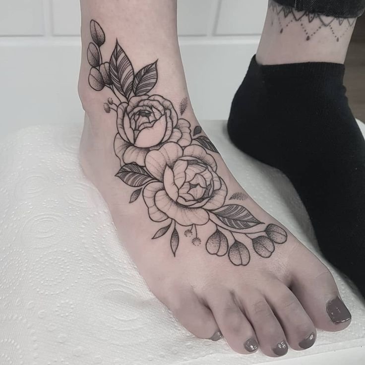 Hình xăm hoa trên bàn chân, phong cách blackwork chi tiết, ảnh HD.