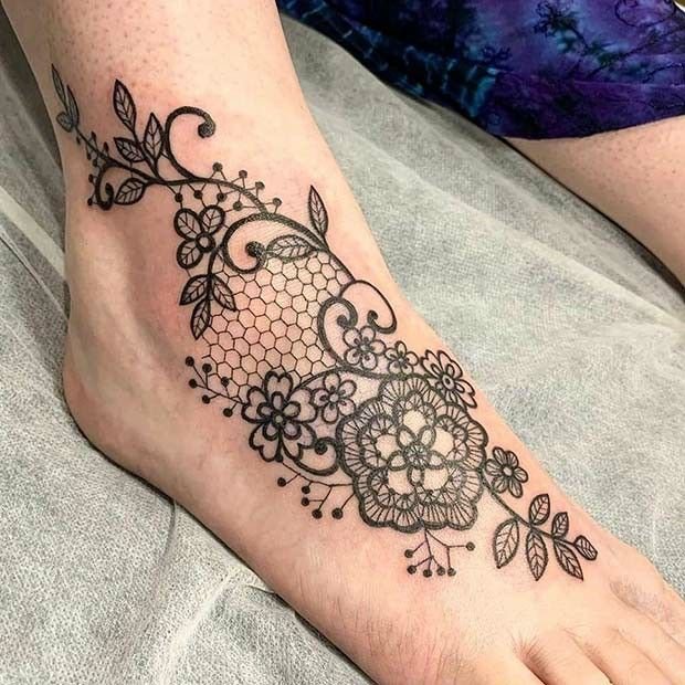 Hình xăm hoa phong cách blackwork trên mu bàn chân, chi tiết cao, độ phân giải HD.