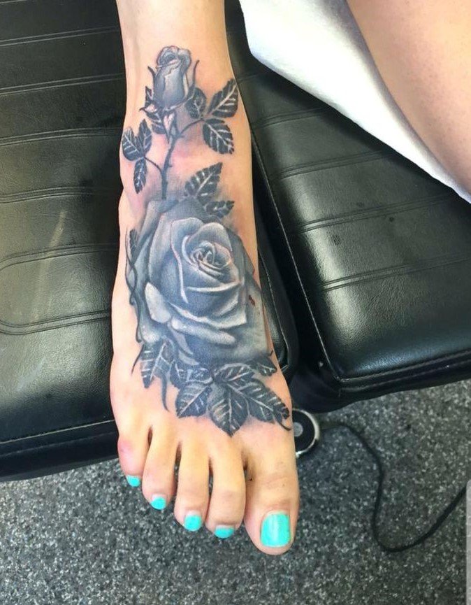 Hình xăm hoa hồng trên bàn chân, phong cách blackwork, chi tiết, độ phân giải HD.