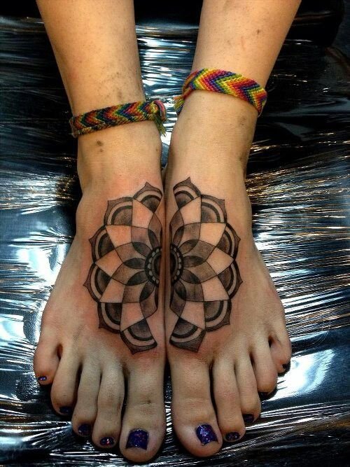 Hình xăm mandala trên mu bàn chân, phong cách blackwork, chi tiết rõ nét, độ phân giải HD.