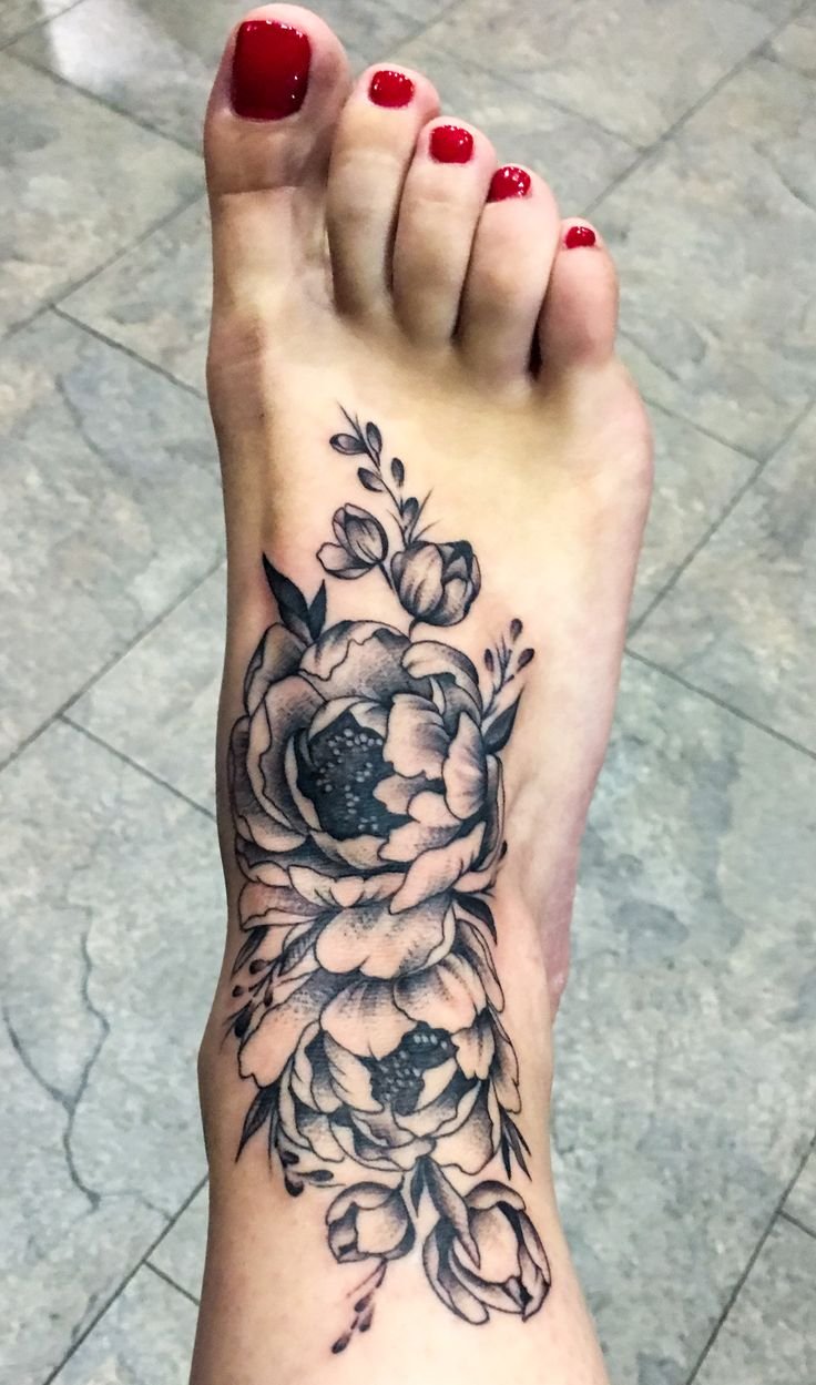 Hình xăm hoa blackwork trên bàn chân, chi tiết rõ nét, phong cách cổ điển, ảnh HD.