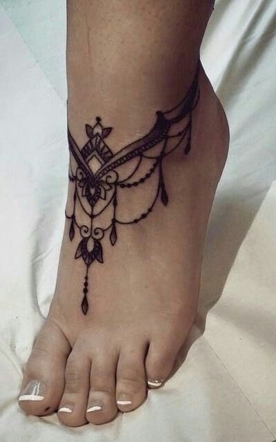 Hình xăm họa tiết hoa văn trên bàn chân, phong cách blackwork chi tiết, độ phân giải HD.