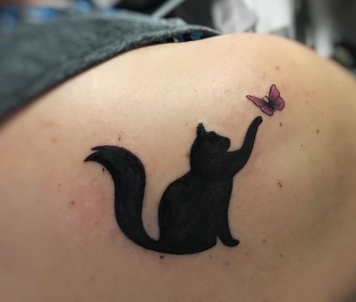 Hình xăm mèo và bướm trên vai, phong cách blackwork, chi tiết rõ nét, độ phân giải HD.