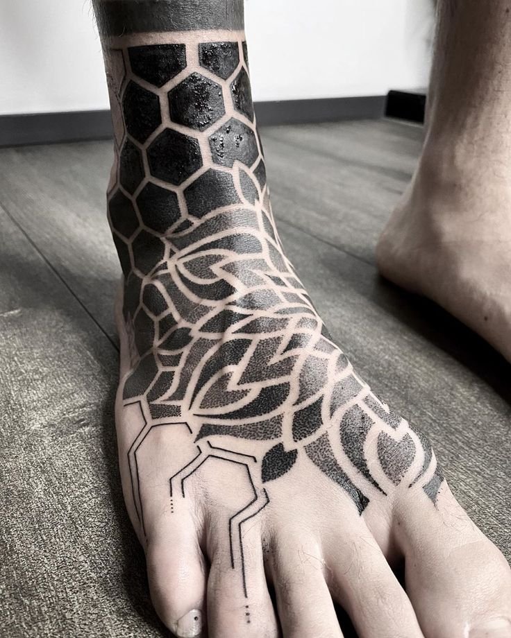 Hình xăm họa tiết hình học trên chân, phong cách blackwork, độ chi tiết cao, ảnh HD.