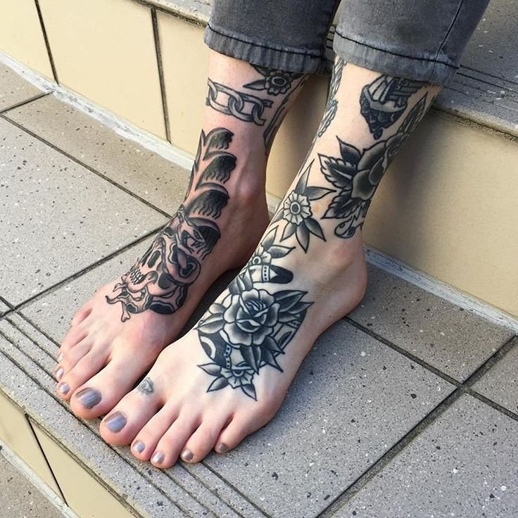 Hình xăm hoa và rồng phong cách blackwork trên chân, chi tiết sắc nét, ảnh HD.