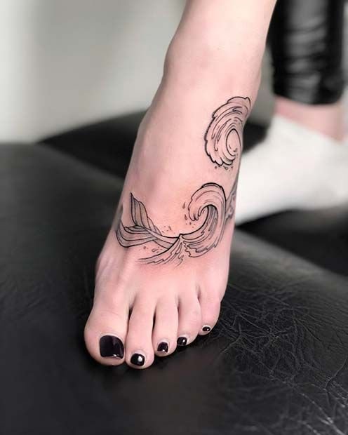 Hình xăm sóng biển phong cách blackwork trên mu bàn chân, chi tiết rõ nét, độ phân giải HD.