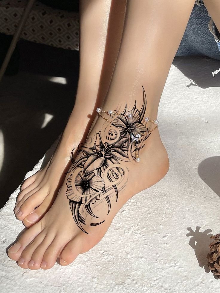Hình xăm hoa phong cách blackwork trên bàn chân, chi tiết sắc nét, ảnh HD.