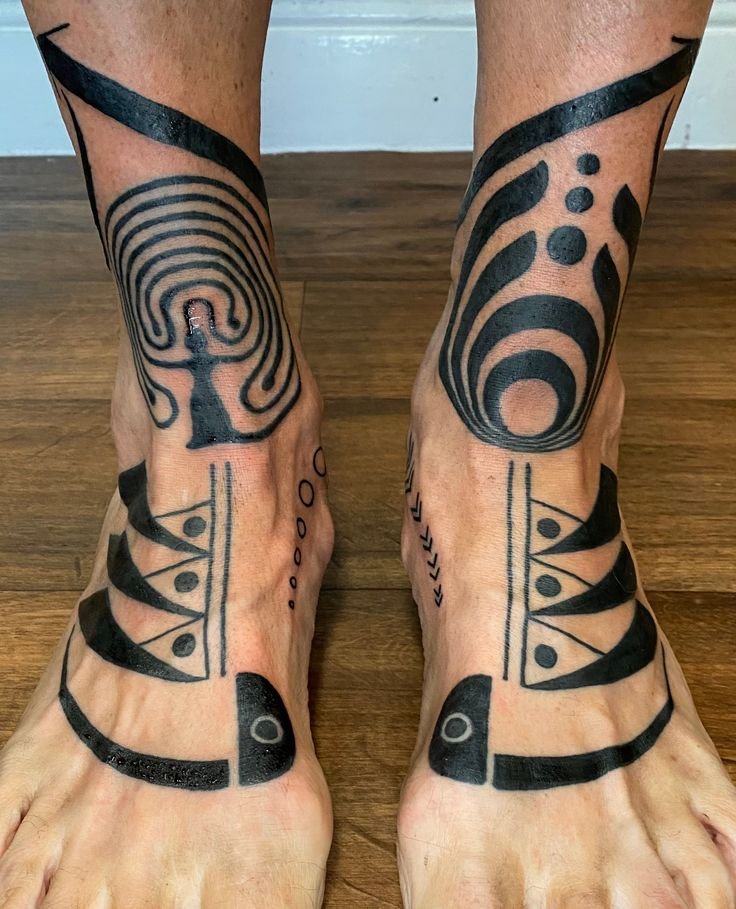 Hình xăm trừu tượng ở bàn chân, phong cách blackwork, chi tiết sắc nét, độ phân giải cao.