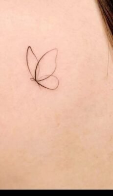 Hình xăm bươm bướm tối giản ở vai, phong cách blackwork, độ chi tiết cao, ảnh HD.