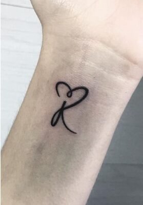Hình xăm chữ cái phong cách tối giản trên cổ tay, thiết kế blackwork, ảnh HD.