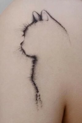 Hình xăm mèo phong cách blackwork trên vai, chi tiết nhẹ nhàng, ảnh độ phân giải HD.
