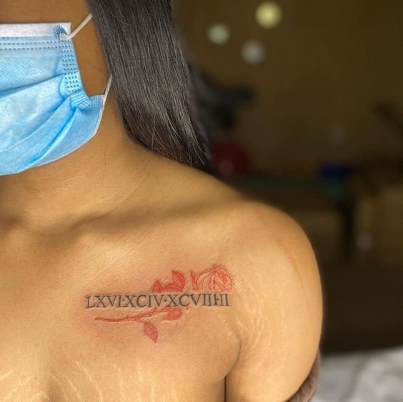 Gây ấn tượng với mẫu xăm dãy chữ số Hình xăm chữ số La Mã và hoa hồng đỏ trên vai, phong cách màu nước, ảnh HD.