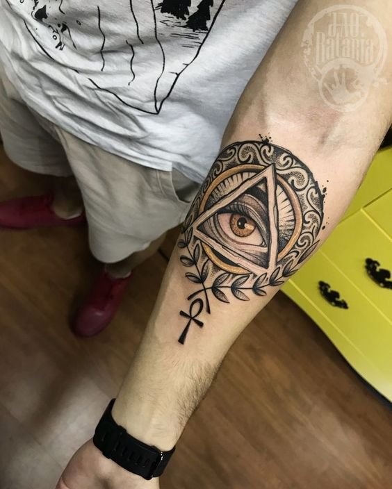 Hình xăm con mắt trên cánh tay, phong cách blackwork, chi tiết, độ phân giải HD.
