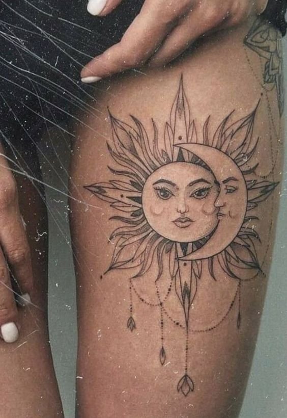 Hình xăm mặt trời và mặt trăng trên đùi, phong cách blackwork chi tiết, ảnh HD.
