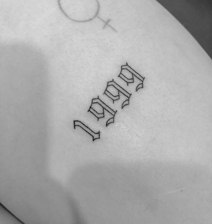 Đơn giản mà ý nghĩa với hình xăm năm sinh Hình xăm chữ số "1999" phong cách blackwork trên da, ảnh HD chi tiết.