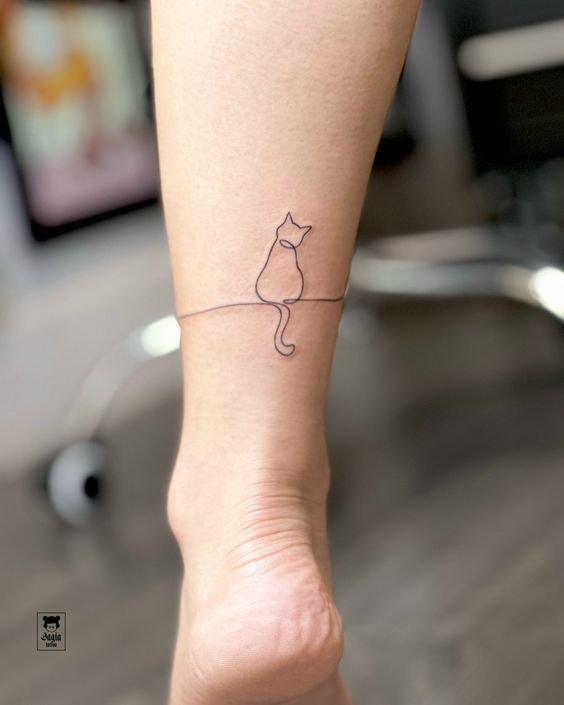 Hình xăm mini mèo đơn giản trên mắt cá chân, phong cách line art, độ phân giải HD.