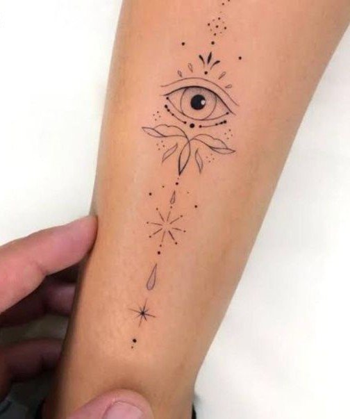 Hình xăm mini mắt trên tay, phong cách blackwork, chi tiết tinh tế, ảnh độ phân giải HD.