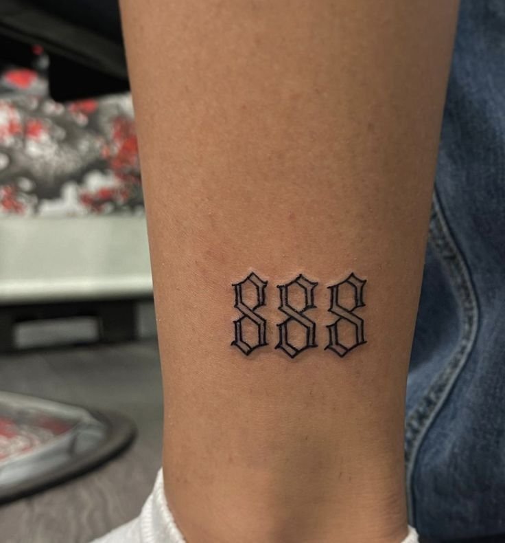 xăm chữ số ý nghĩa trên cổ chân Hình xăm số 888 trên chân, phong cách blackwork, chi tiết, ảnh HD.