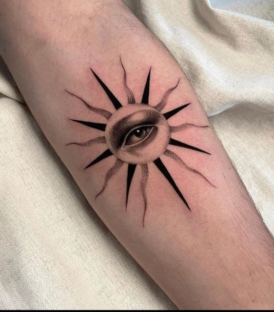 Hình xăm mặt trời với mắt trên tay, phong cách blackwork chi tiết, độ phân giải HD.