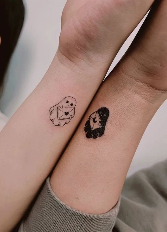 Hình xăm mini ma dễ thương trên cổ tay, phong cách blackwork, độ phân giải HD.