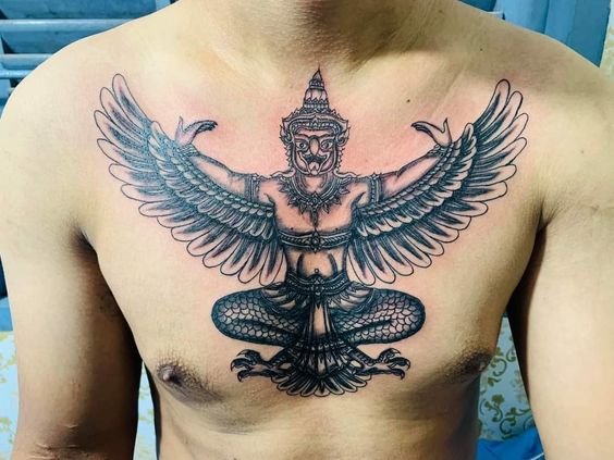 xăm hình kim sí điểu ở ngực cho khách Hình xăm Garuda trên ngực, phong cách blackwork chi tiết, ảnh độ phân giải HD.