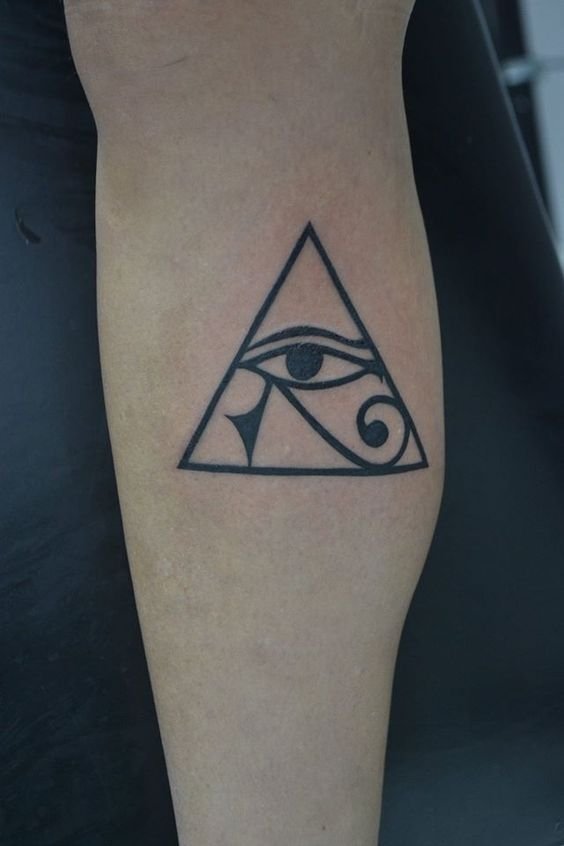 Hình xăm con mắt trong tam giác, phong cách blackwork, vị trí trên cánh tay, ảnh độ phân giải HD.