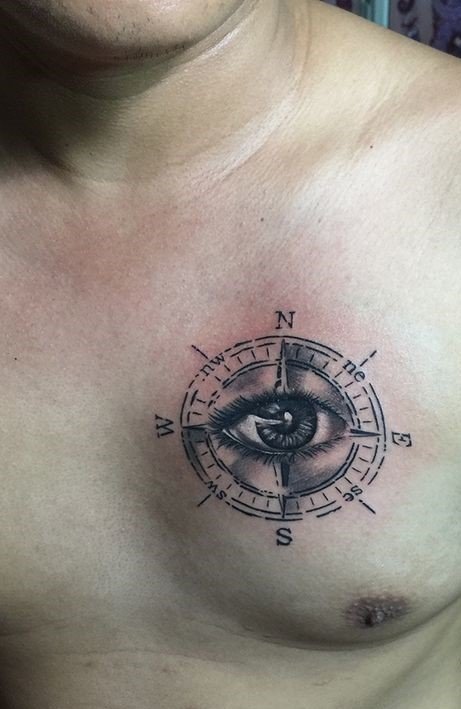 Hình xăm la bàn mắt trên ngực, phong cách blackwork chi tiết, ảnh HD.