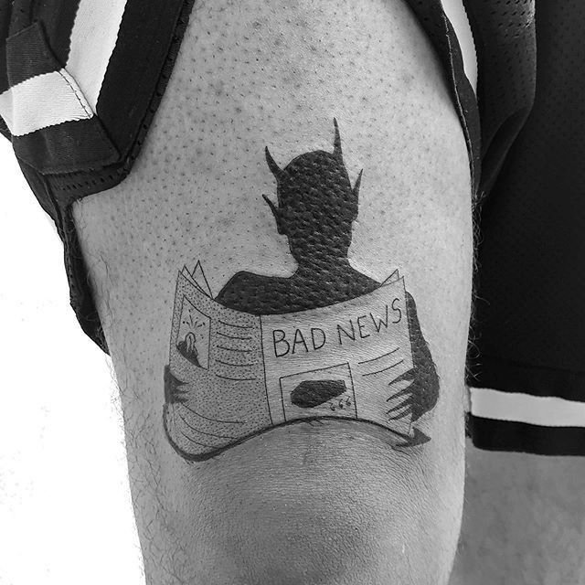 Hình xăm quỷ đọc báo trên đùi, phong cách blackwork, chi tiết rõ nét, ảnh độ phân giải HD.